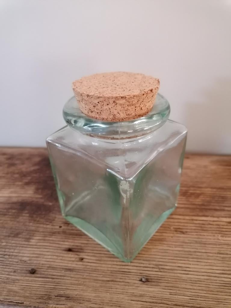 Glazen vaasje met kurken dekseltje, Ophalen
