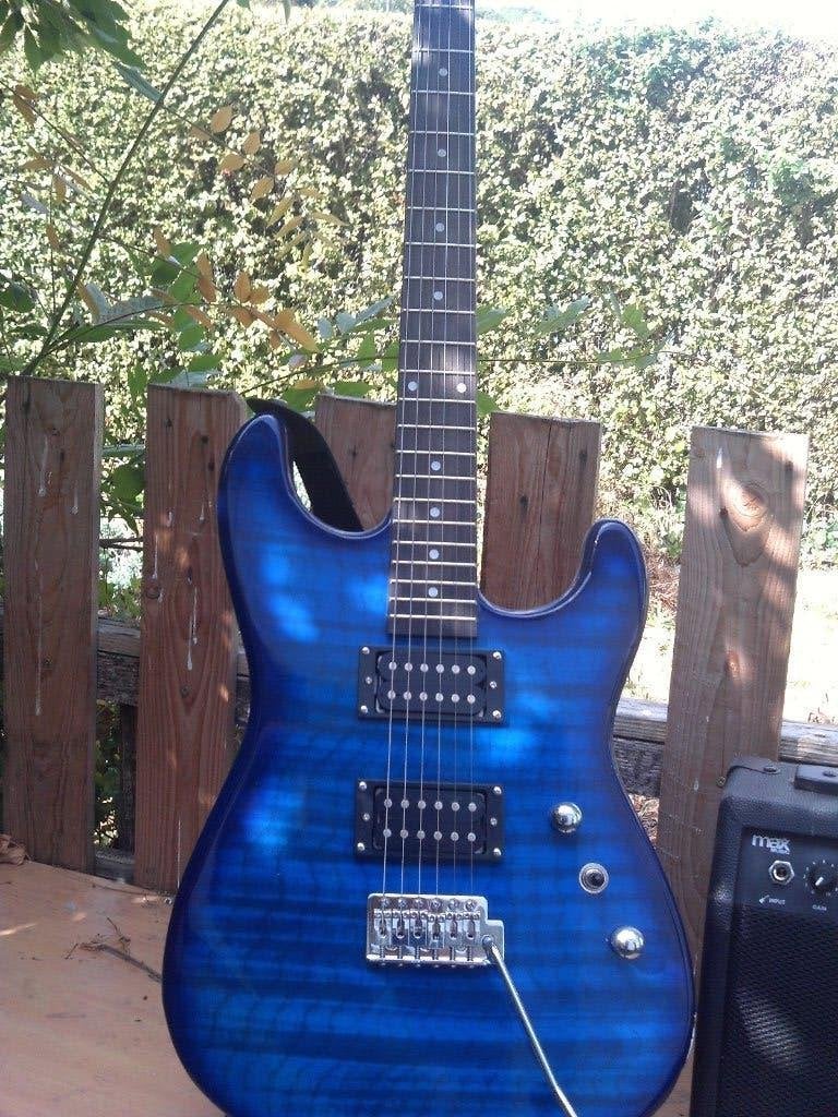 Nieuwe gitaar + gratis versterker ,beginners of gevorderde, Muziek en Instrumenten, Nieuw, Met versterker, Solid body, Ophalen