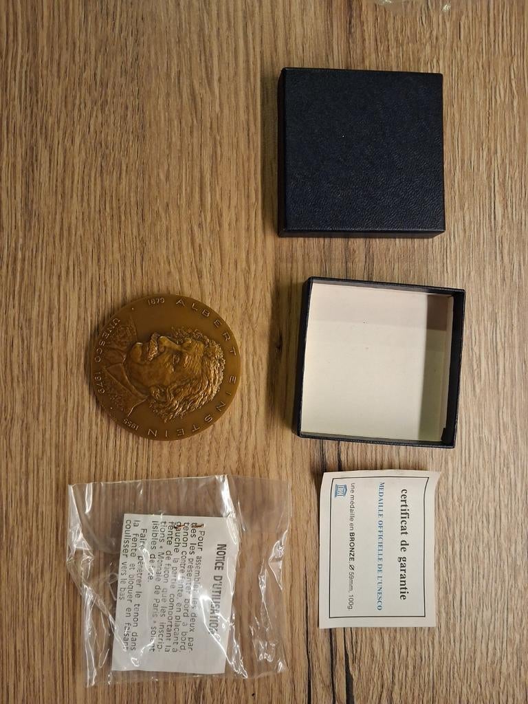 Médaille commémorative Albert Einstein de l'UNESCO 1979, Envoi