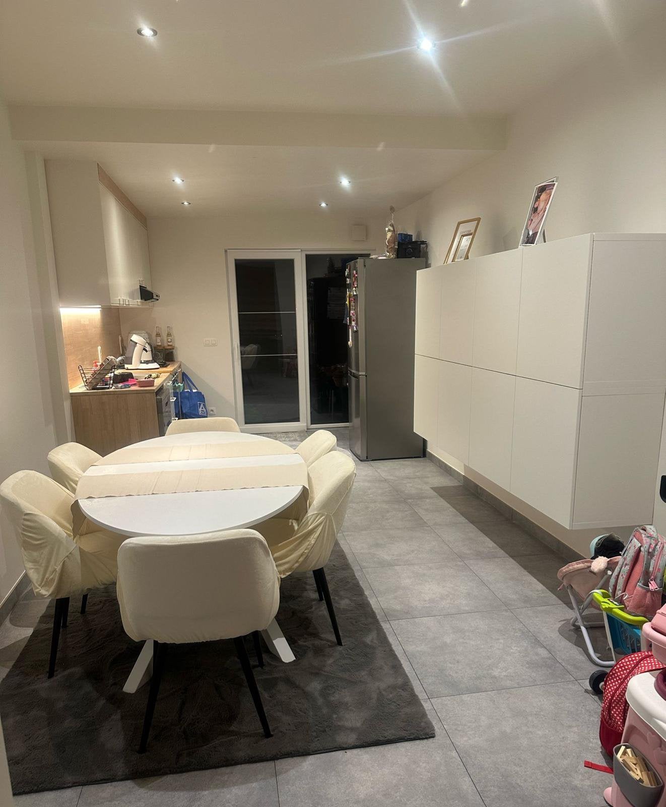 Tafel en kast te koop gekocht op 2024, Huis en Inrichting, Kasten | Dressoirs, Ophalen, Zo goed als nieuw