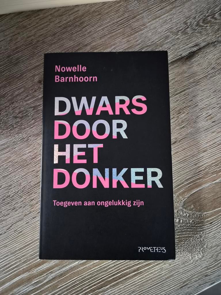 Nowelle Barnhoorn - Dwars door het donker, Boeken, Essays, Columns en Interviews, Ophalen, Nowelle Barnhoorn