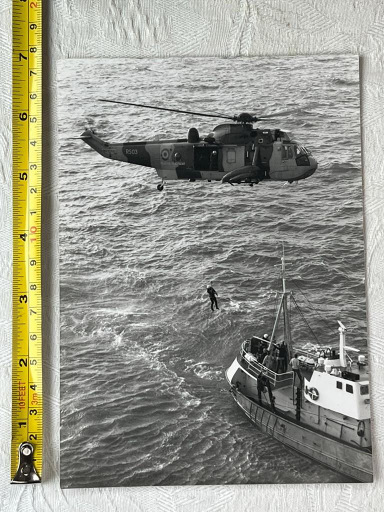 40 Squadron BAF Westland Sea-King RS03 diver winch rescue, Verzamelen, Militaria | Algemeen, Luchtmacht, Foto of Poster, Ophalen of Verzenden