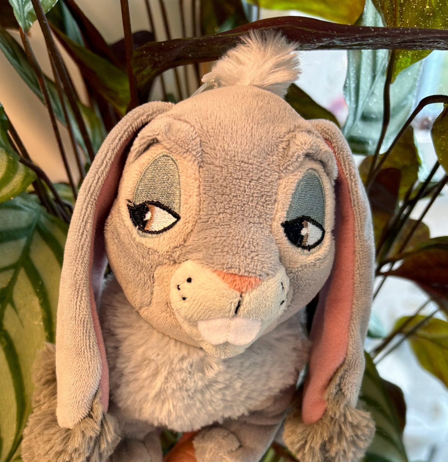 Adorable peluche Pan-Pan (Disneyland Paris), Enfants & Bébés, Disney, Lapin, Comme neuf, Gris
