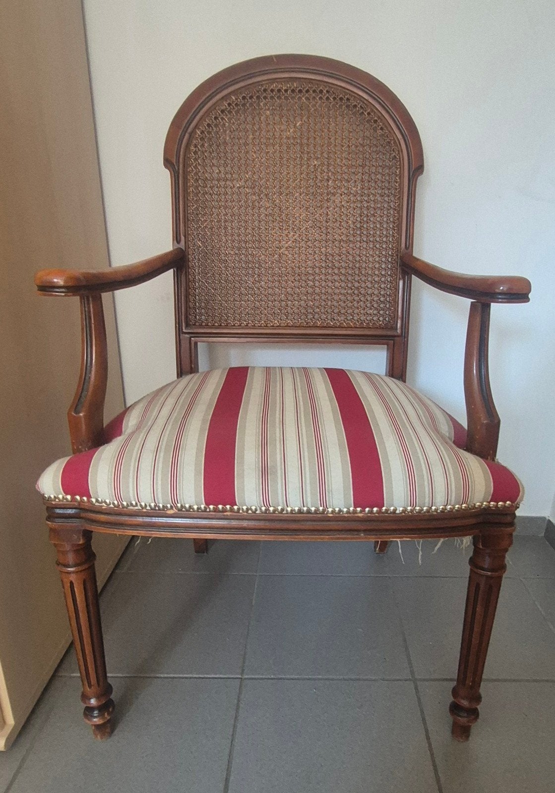 2 Fauteuils de style Louis XVI en cannage et tissu à rayures, Enlèvement