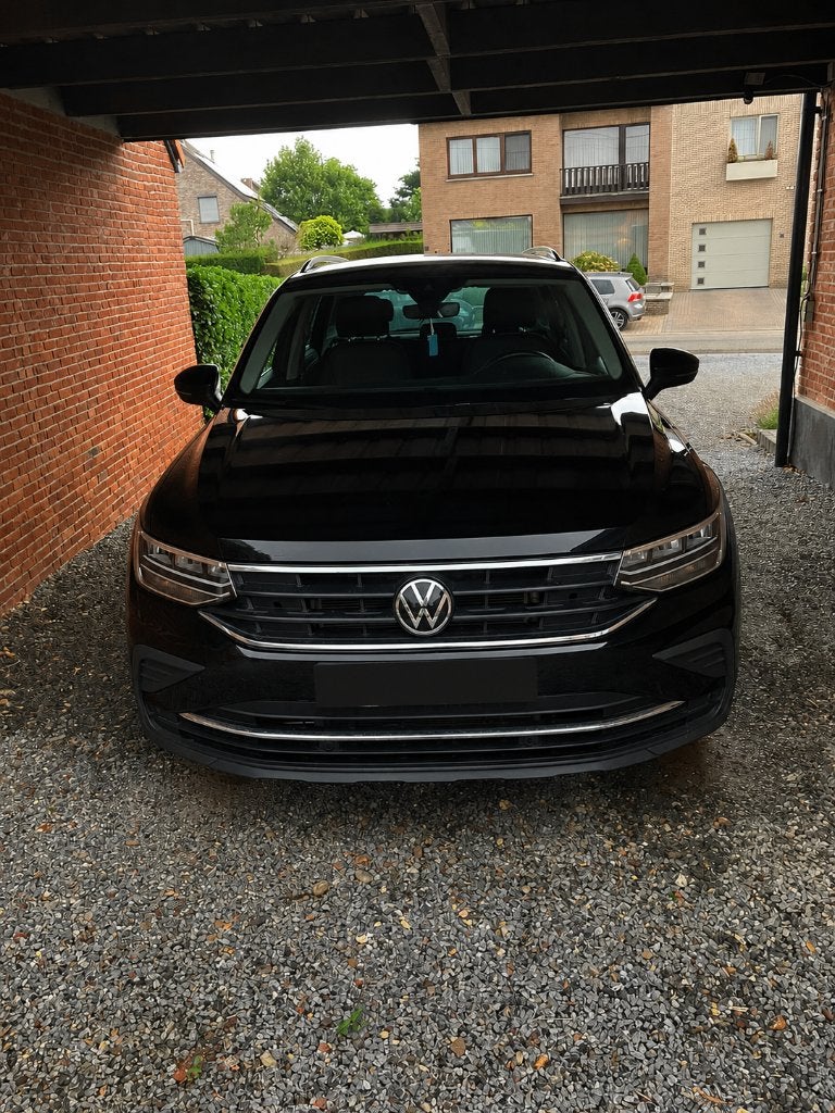 Volkswagen Tiguan TSI Life 150 AT, Dealer onderhouden, Stof, Parkeerassistent, Zwart