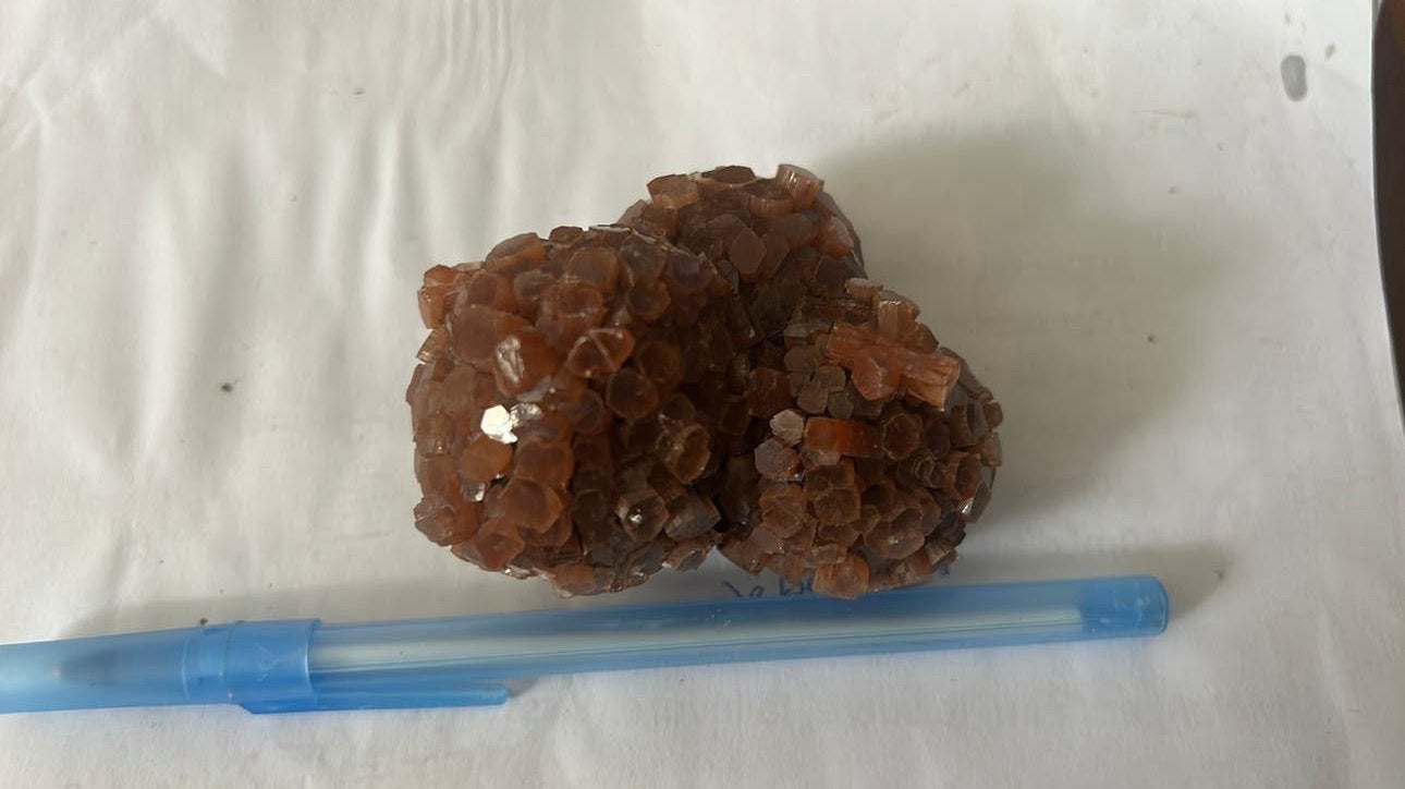 cluster van aragonietkristallen, oranjebruin, gekenmerkt, Ophalen of Verzenden, Mineraal
