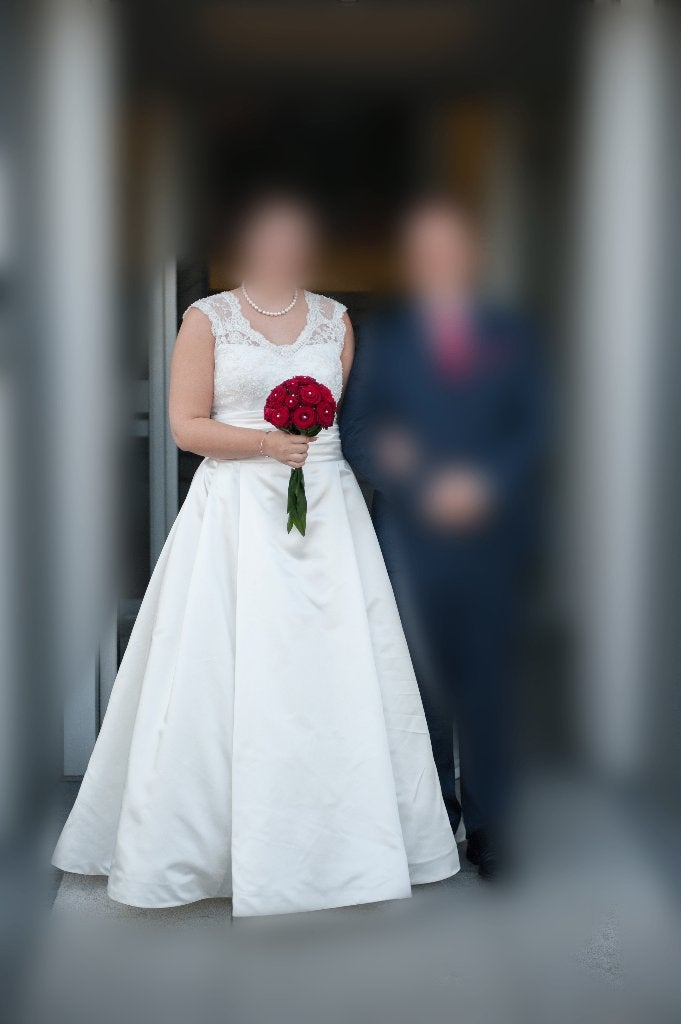 très belle robe de mariée Lasposa Roeselare, avec train, Vêtements | Femmes, Vêtements de mariage & Accessoires de mariage, ANDERE