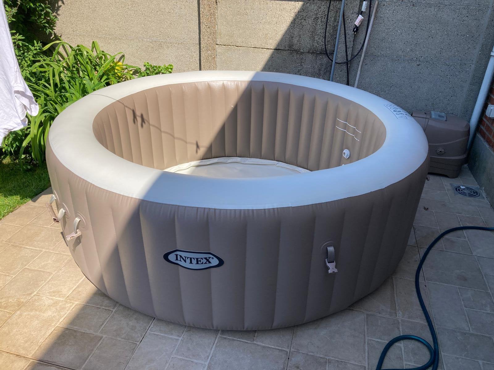 Intex opblaasbare jacuzzi – 4 personen – Zeer goede staat, Tuin en Terras, Ophalen, Zo goed als nieuw, Afdekzeil