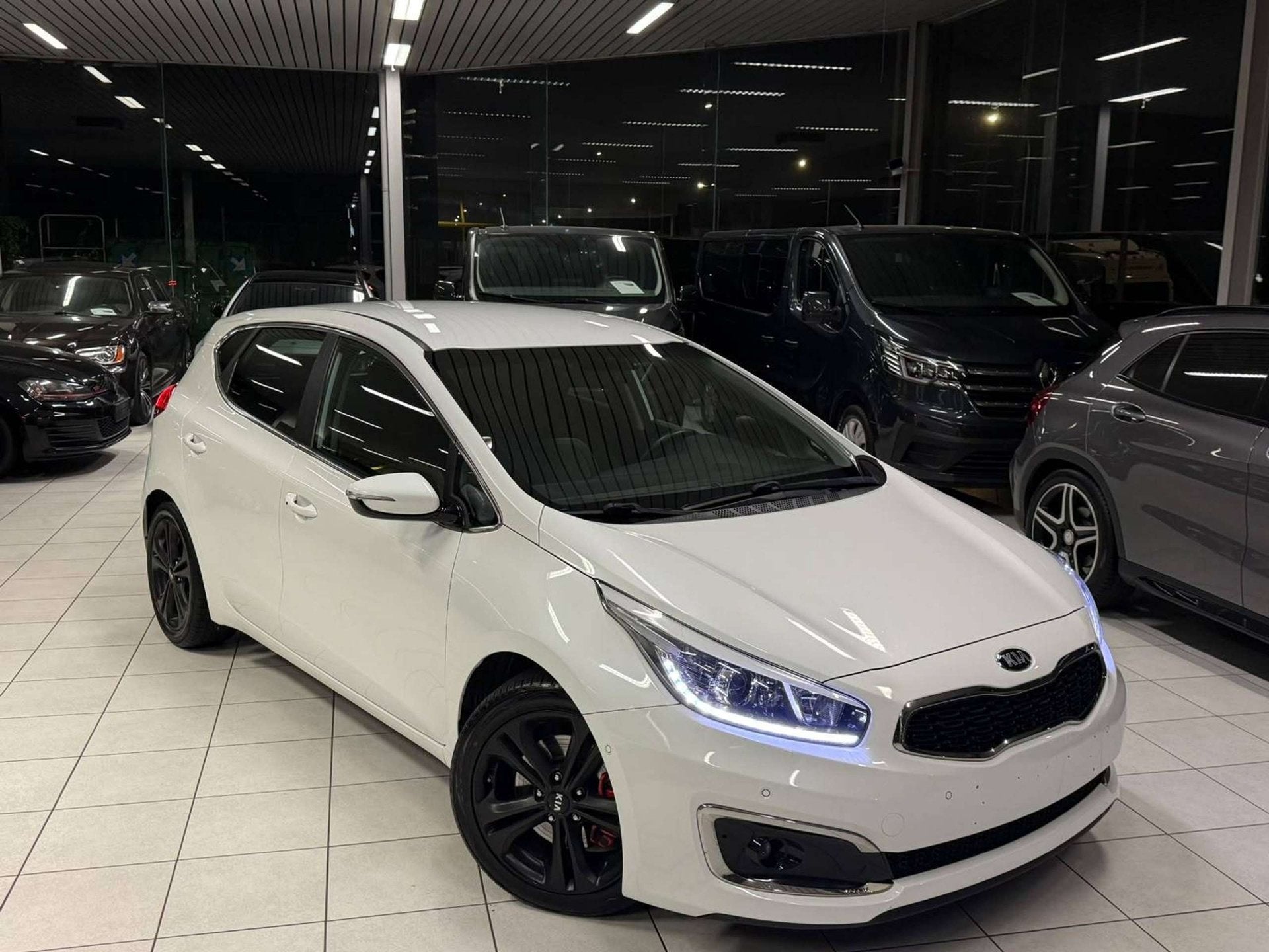 Kia Cee D 1.6i Essence Automatique 99kW Euro 6b, Auto's, Gebruikt, 5 deurs, Parkeerassistent, 136 g/km
