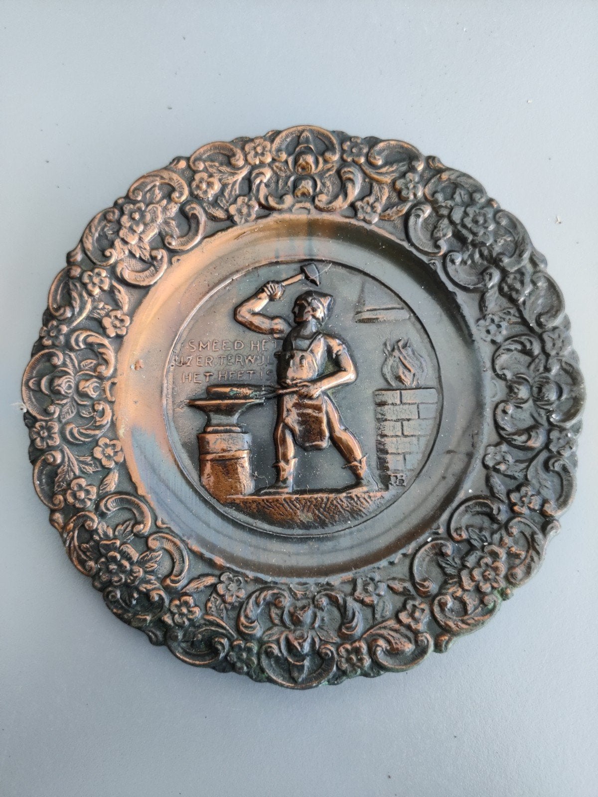 Bronzen bord, Ophalen