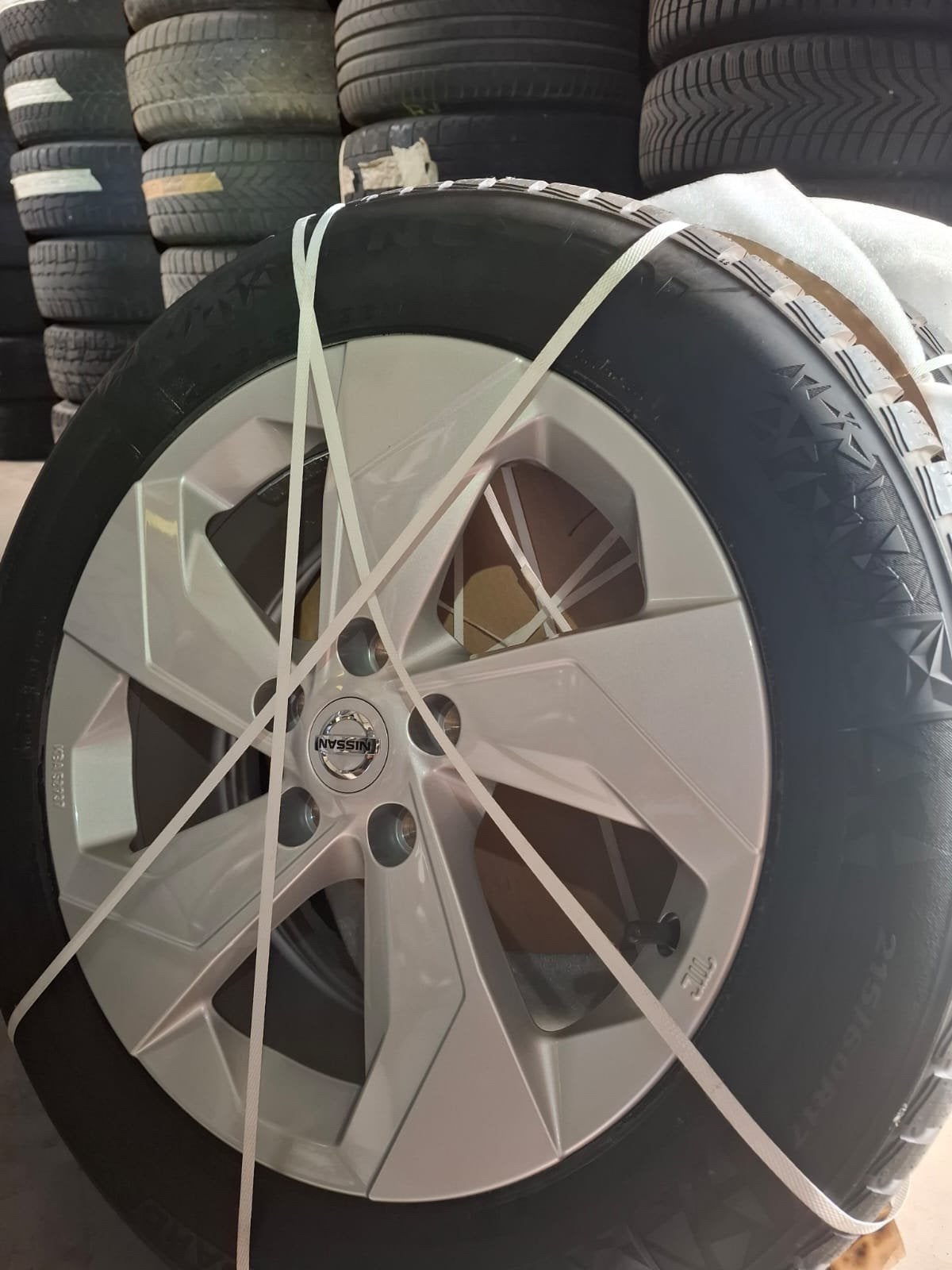 Splinternieuwe winterbanden op alu velgen voor Nissan Juke, Ophalen, 215 mm, Velg(en), Nieuw