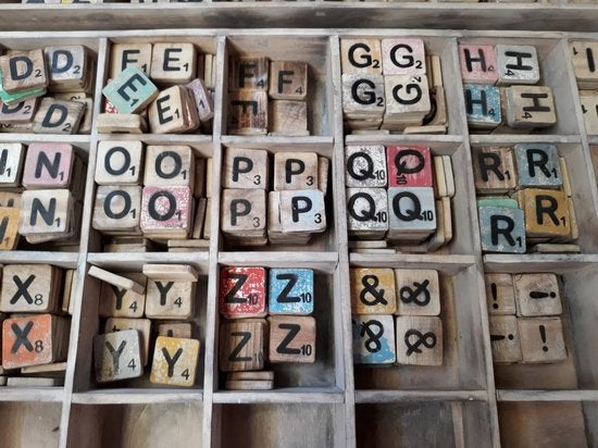 465 lettres de scrabble + boîte aux lettres, planches, Maison & Meubles, Enlèvement, Neuf