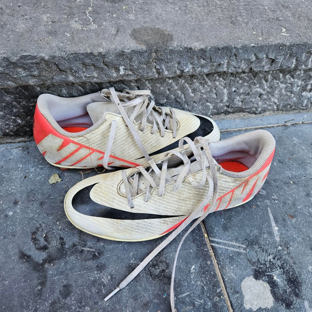 Paire de chaussure de foot NIKE taille 38.5, Enlèvement ou Envoi, Utilisé, Chaussures, Taille M