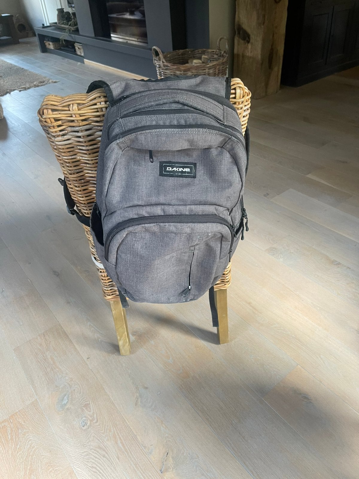 Sac à dos gris de la marque Dakine., Bijoux, Sacs & Beauté, Enlèvement ou Envoi, Comme neuf