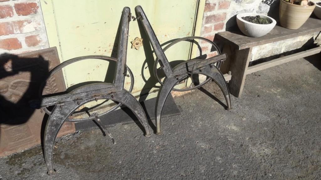 14 pieds de bancs publics en fonte mid century, Antiquités & Art, Enlèvement ou Envoi