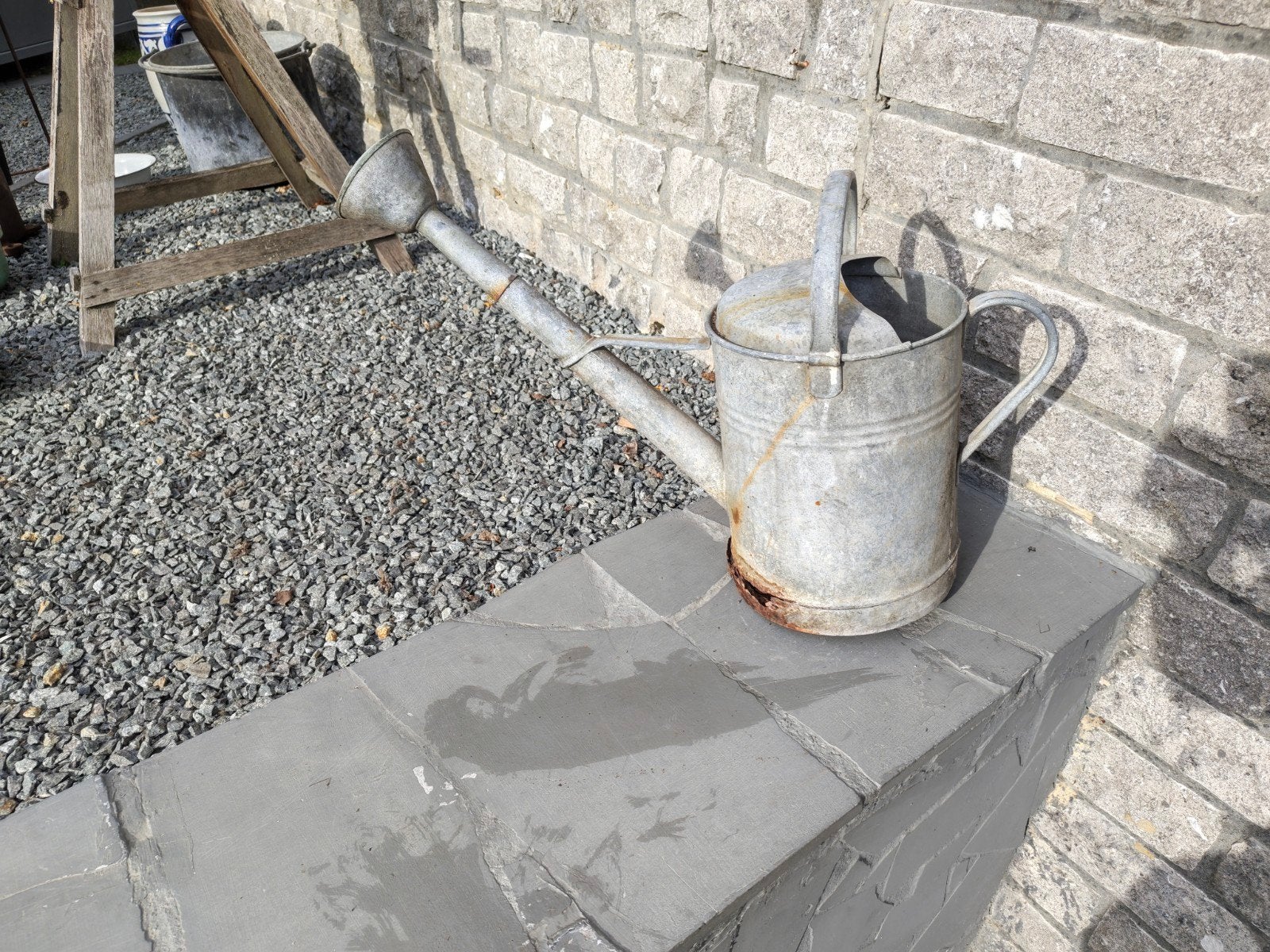 oude zinken gieter met onderaan wat roest, Ophalen of Verzenden