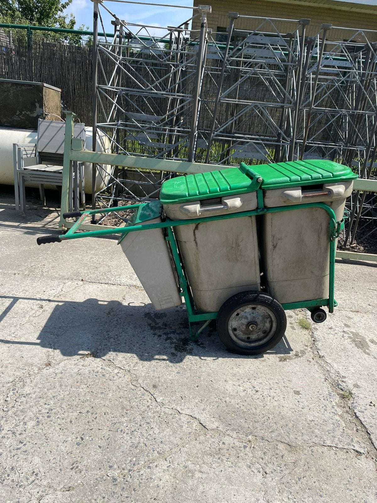 dubbele afvalcontainerwagen, Ophalen