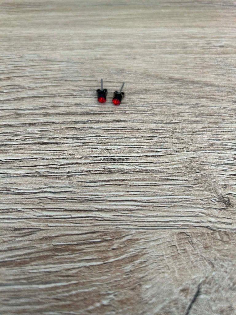 Boucle d’oreille noir avec perles rouges, Handtassen en Accessoires, Oorbellen, Ophalen, Zo goed als nieuw, Zwart, Knopjes of Stekers