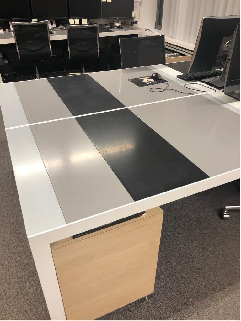BUREAU TAFEL MERK FANTONI ZEBRA, Huis en Inrichting, Bureaus, Ophalen, Zo goed als nieuw, Overige merken, Grijs