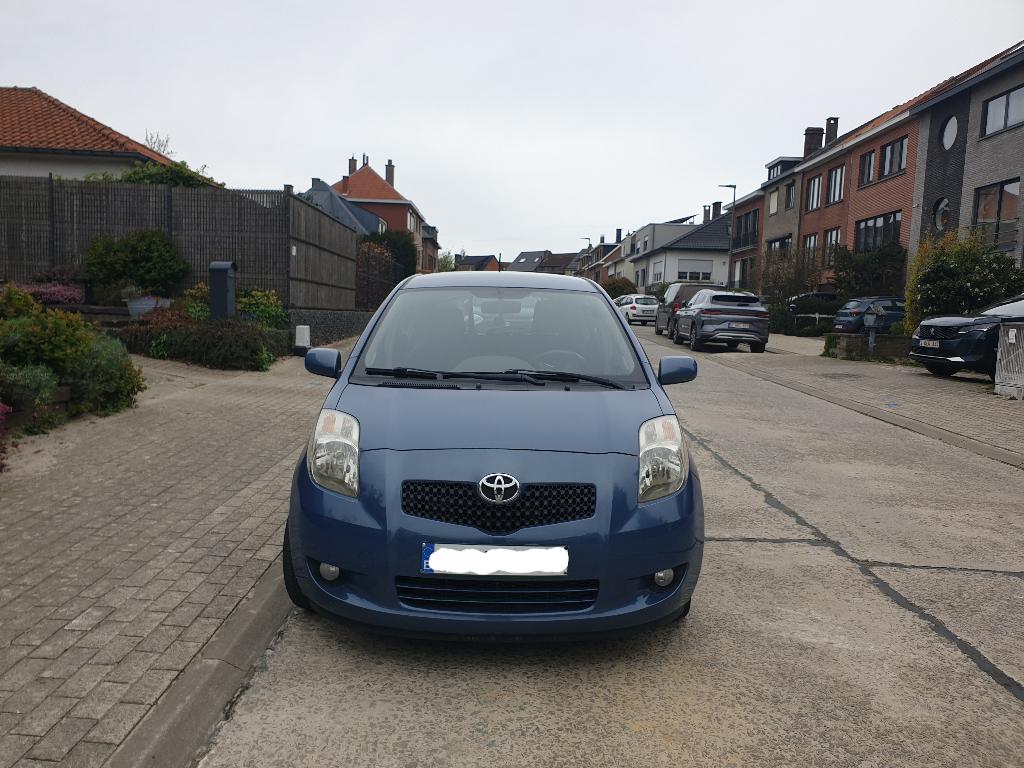 Toyota yaris 1.3i 100000KM GEKEURD, Auto's, Toyota, Voorwielaandrijving, 1299 cc, Stof, Zwart