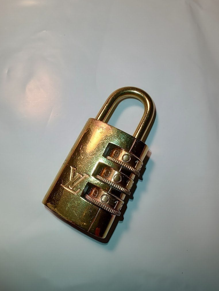 Louis Vuitton Cadenas dial lock, Bijoux, Sacs & Beauté, Accessoires Autre, Utilisé, Enlèvement ou Envoi