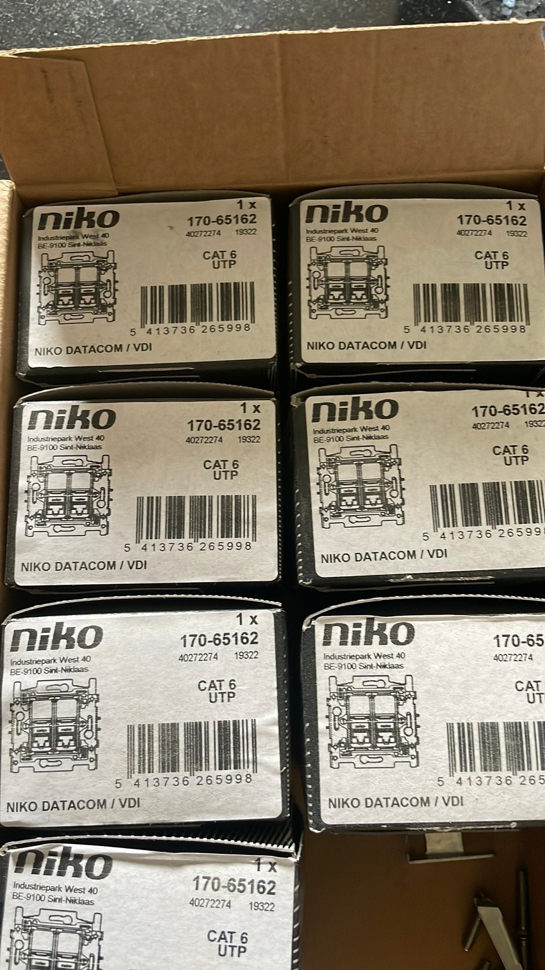 Niko cat 6 utp 170-65162, Computers en Software, Pc- en Netwerkkabels, Ophalen of Verzenden, Nieuw