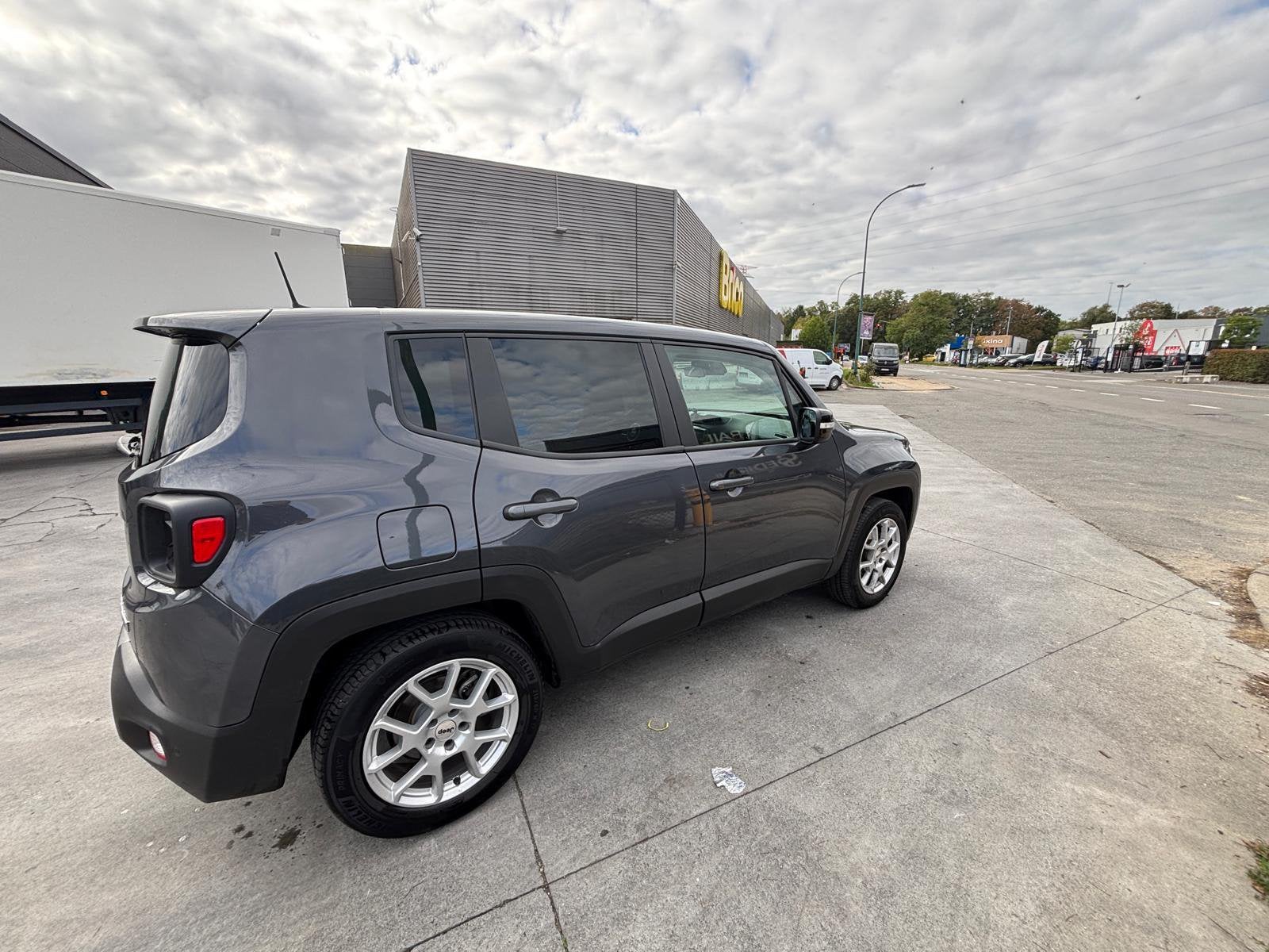 Jeep Renegade 2023 - 120ch - comme neuve, Auto's, Handgeschakeld, Grijs, Particulier, Te koop