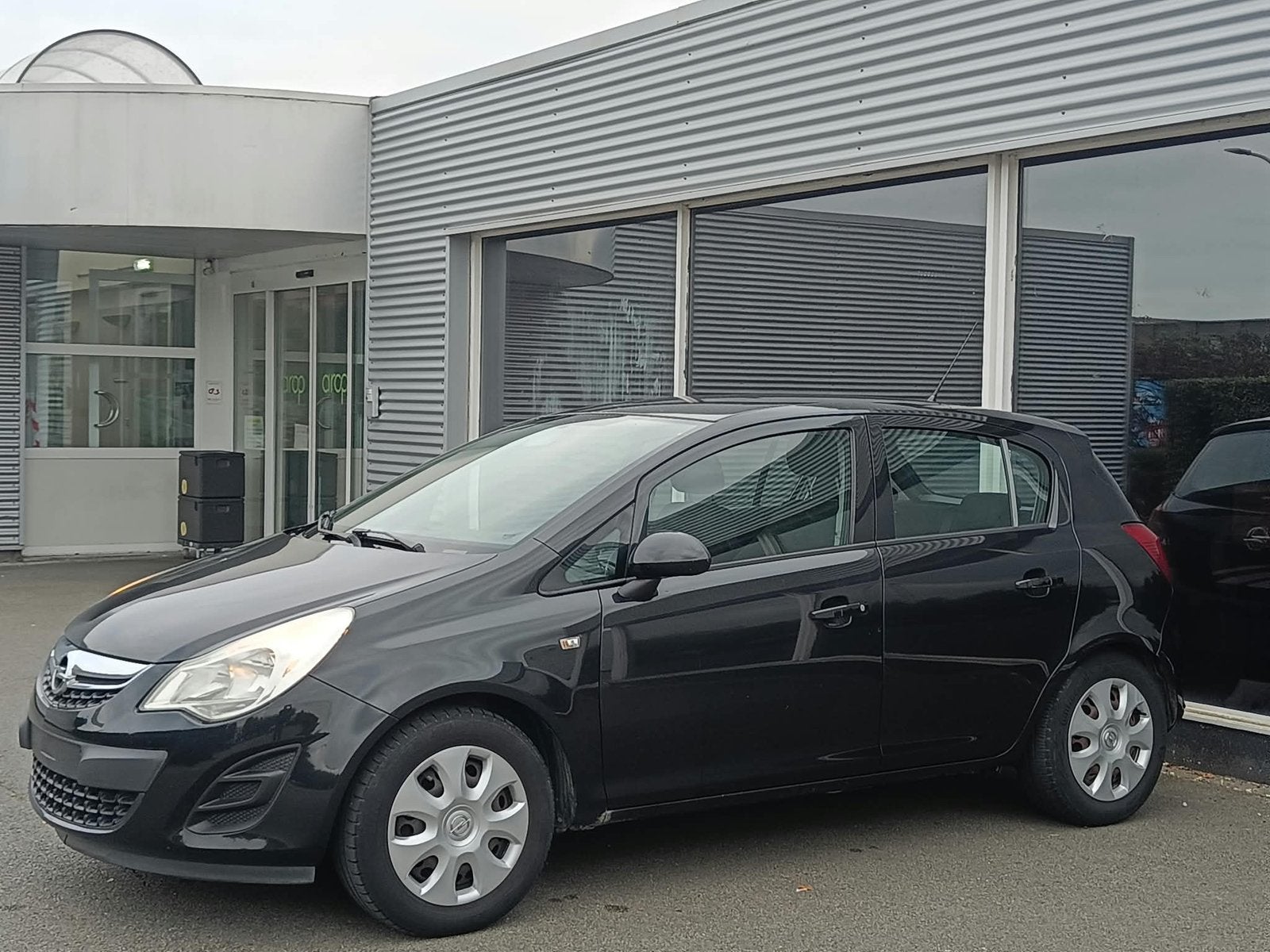 OPEL CORSA 1.0i ENJOY AIRCO REEDS BLANCO GEKEURD V VERKOOP, Auto's, Euro 5, Stof, Zwart, 48 kW