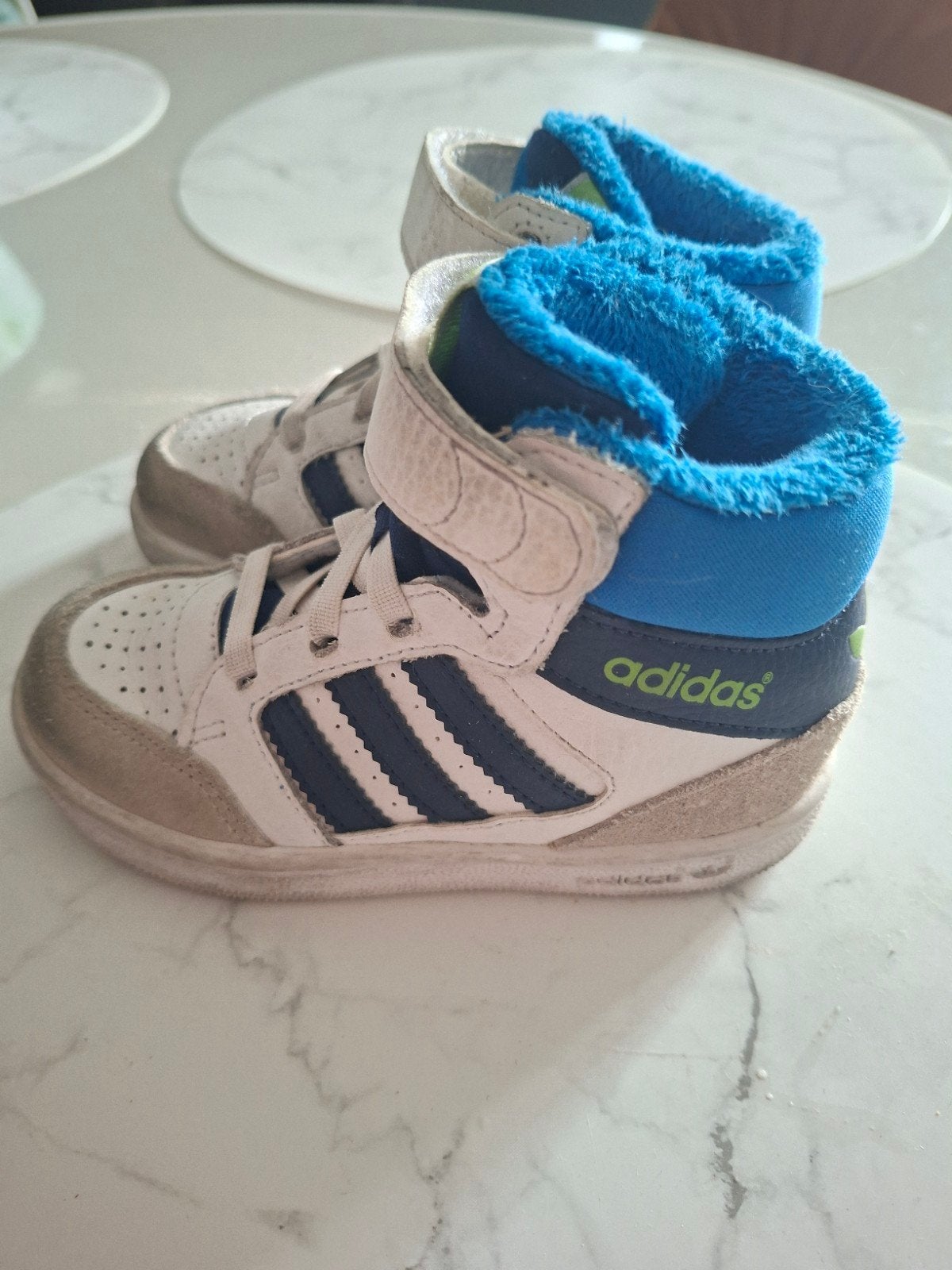 Adidas hoge sneaker maat 24, Ophalen