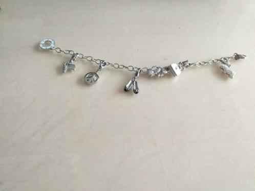 Ongedragen zilverkleurige armband met bedels van Victoria, Handtassen en Accessoires, Armbanden, Ophalen of Verzenden, Nieuw