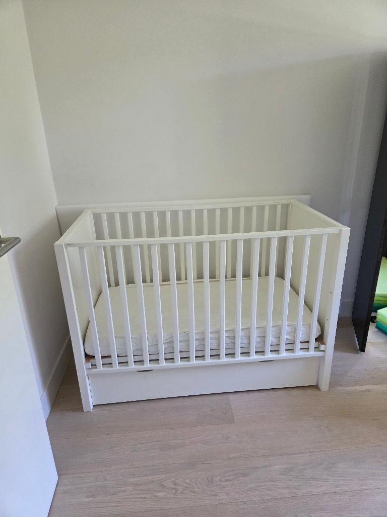 kinderbedje met bijhorende luierblad, Kinderen en Baby's, Ophalen, Zo goed als nieuw, Minder dan 140 cm, Matras