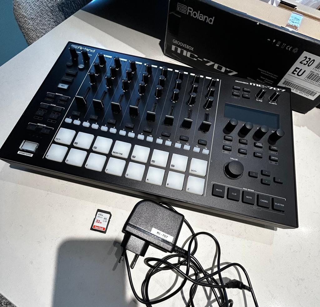 Groovebox Roland MC-707 + carte mémoire (état neuf), Envoi, Comme neuf