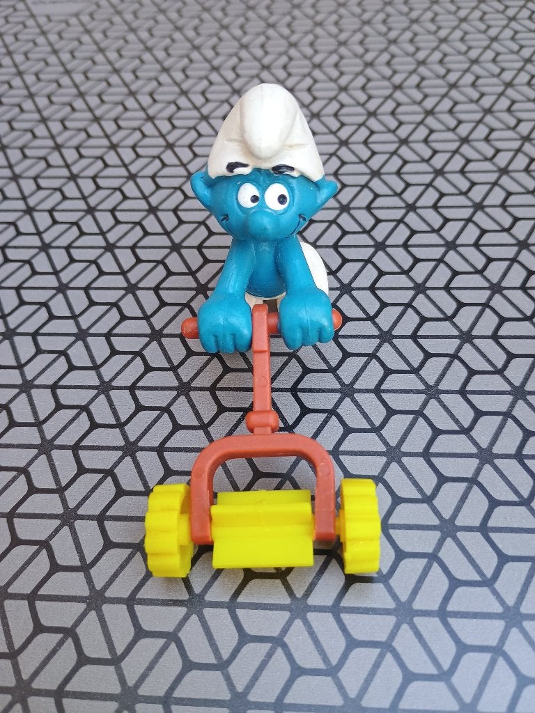 Supersmurf met grasmachine 4.0225, Verzamelen, Ophalen of Verzenden, Gebruikt, Overige Smurfen, Poppetje, Figuurtje of Knuffel
