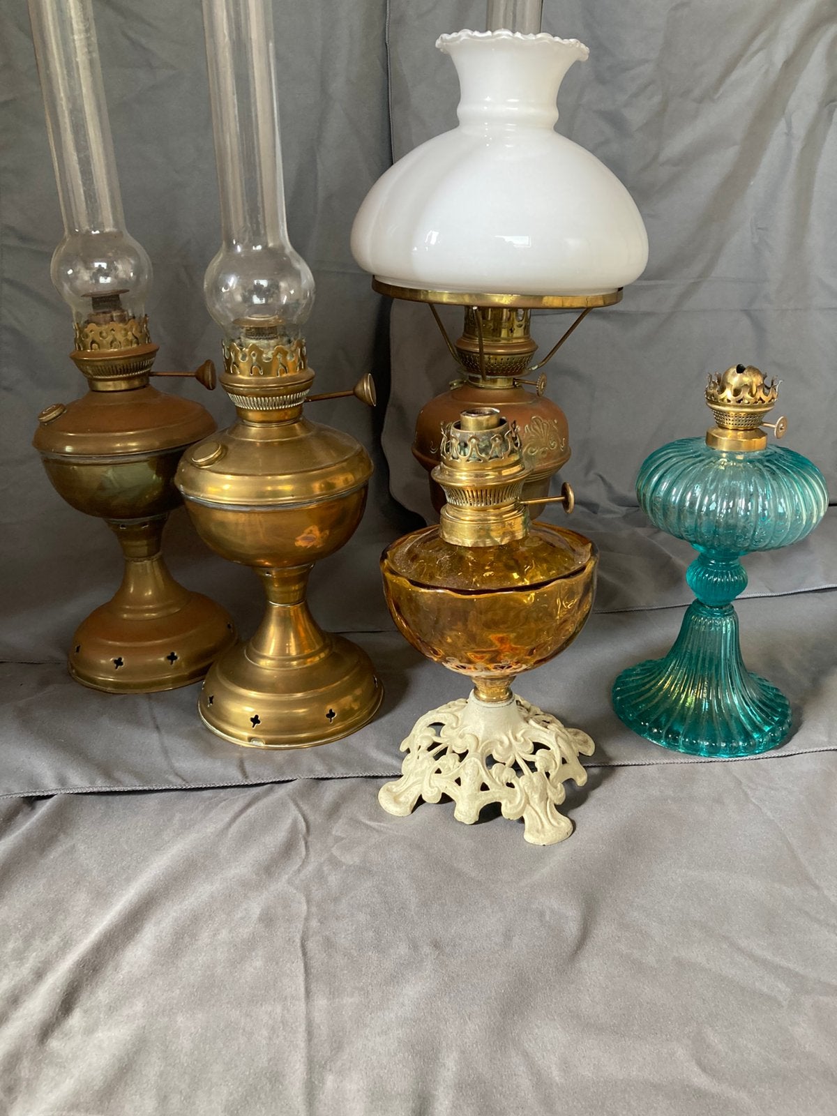 Vijf mooie petroliumlampen, drie met schoorsteen, 1900-1920, Ophalen