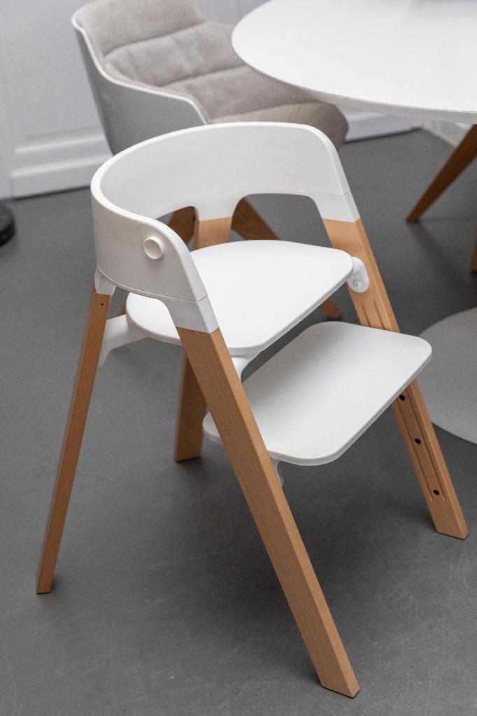 STOKKE STEPS kinderstoel WIT ZGAN, Kinderen en Baby's, Kinderstoelen, Ophalen, Zo goed als nieuw, Meegroeistoel, Gordel(s)