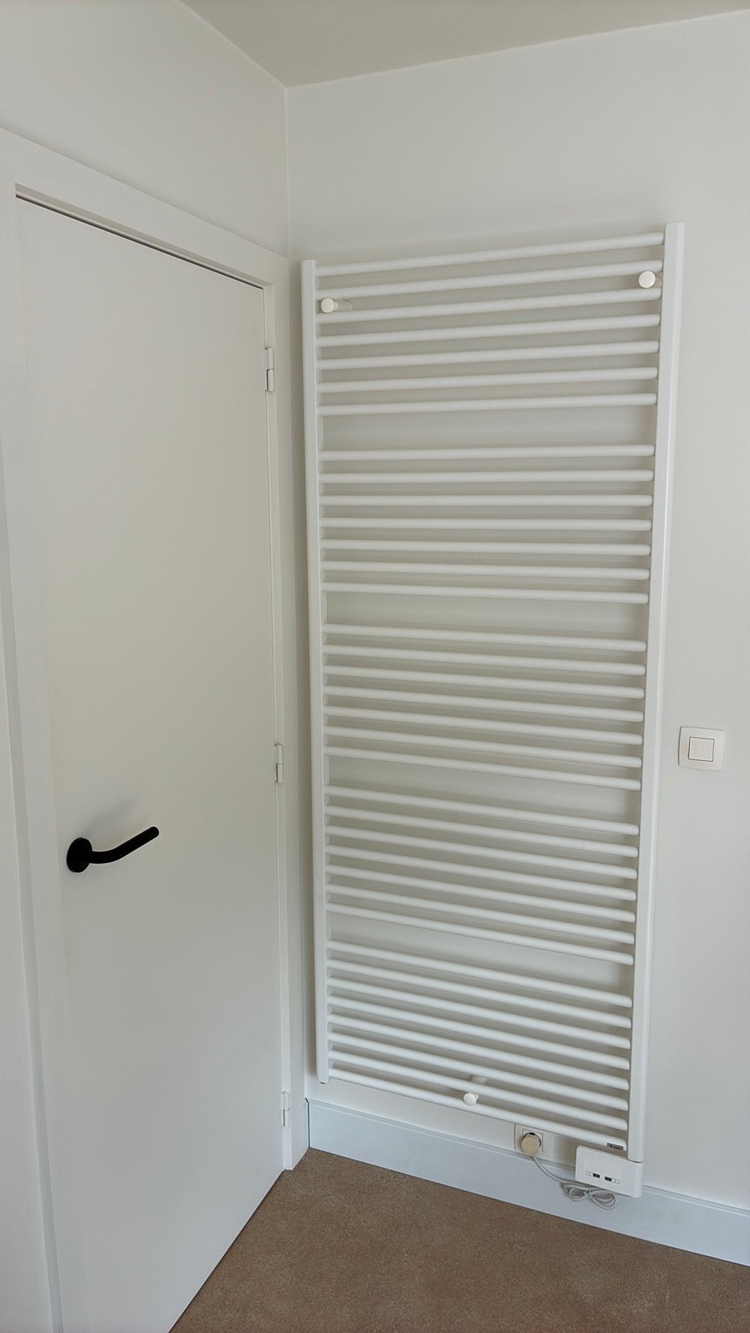 Vasco elektrische handdoekradiator, Doe-het-zelf en Bouw, Verwarming en Radiatoren, Ophalen, Zo goed als nieuw