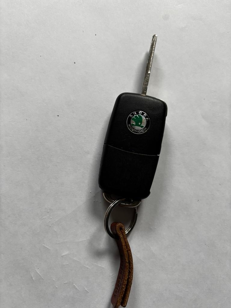 clé de voiture, Collections, Broches, Pins & Badges, Enlèvement ou Envoi, Comme neuf, Bouton