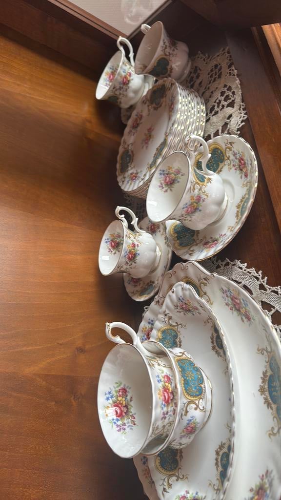 Royal albert, Antiek en Kunst, Antiek | Servies compleet, Ophalen