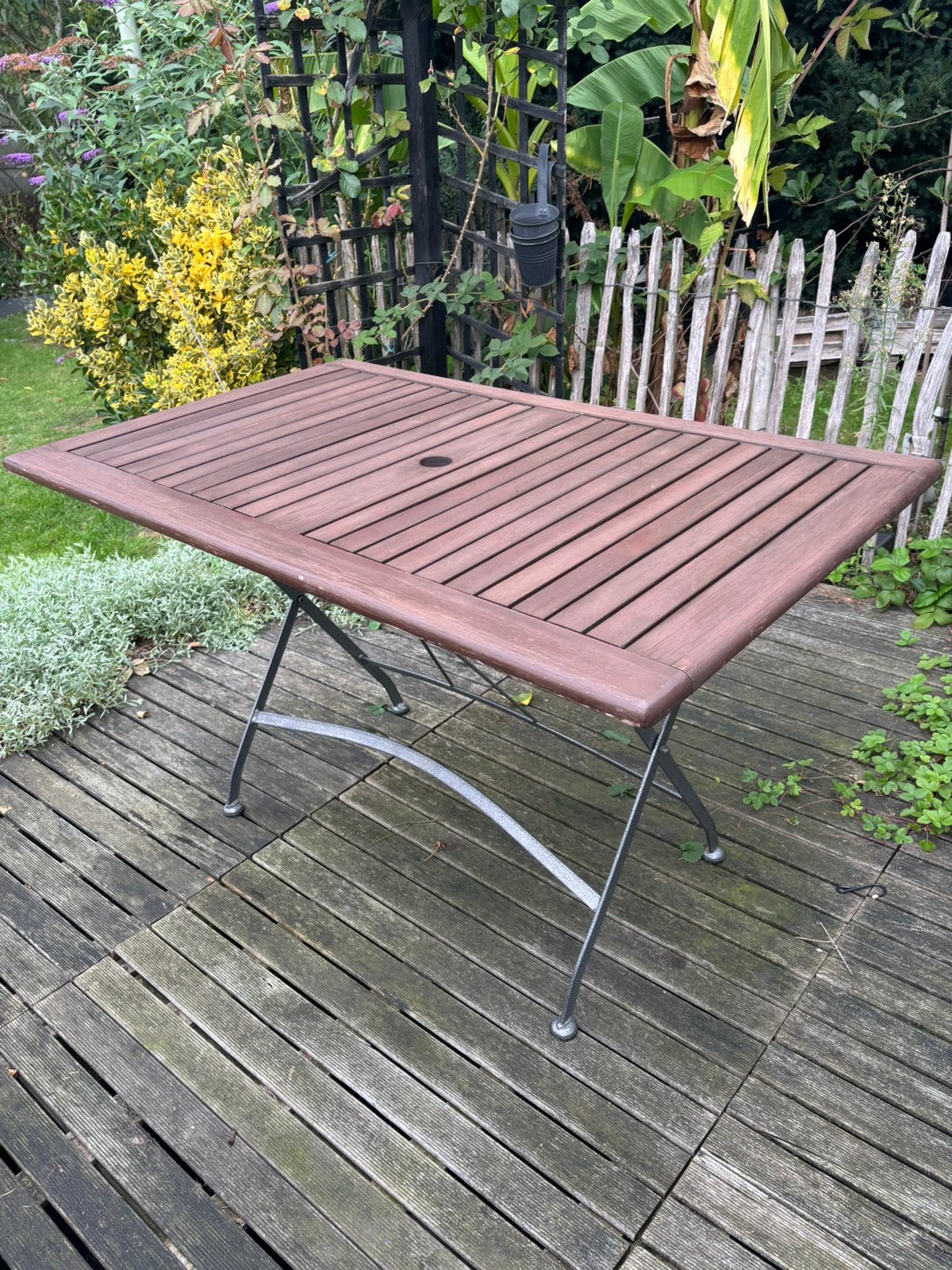 Robuuste tuintafel metalen onderstel en opplooibaar, Tuin en Terras, Ophalen, Zo goed als nieuw