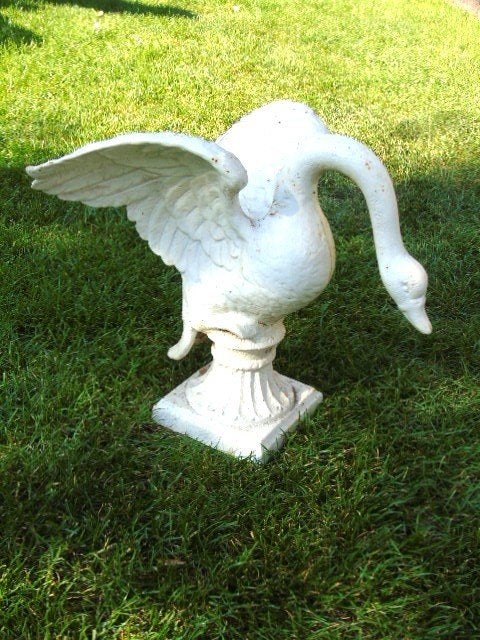 statue une oie en fonte pat blanche sur socle ., Enlèvement ou Envoi, Neuf, Métal, Animal