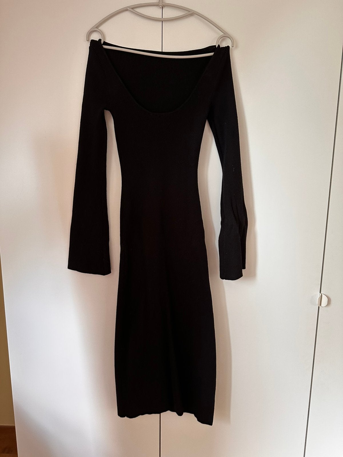 Longue robe en maille cotelee avec un dos nu, Vêtements | Femmes, Neuf, Enlèvement ou Envoi, Taille 36 (S), Sous le genou