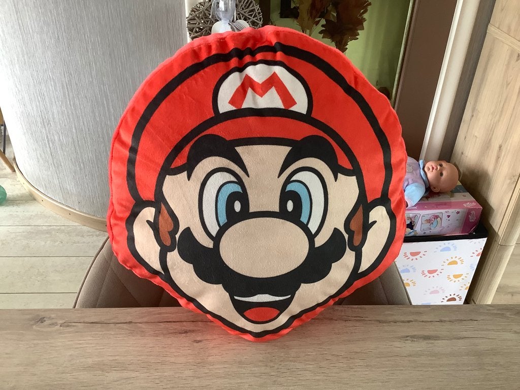 Coussin en peluche Supermario (40x37 cm), Enlèvement ou Envoi, Autres marques, Comme neuf, Moyen (20 à 80 cm)