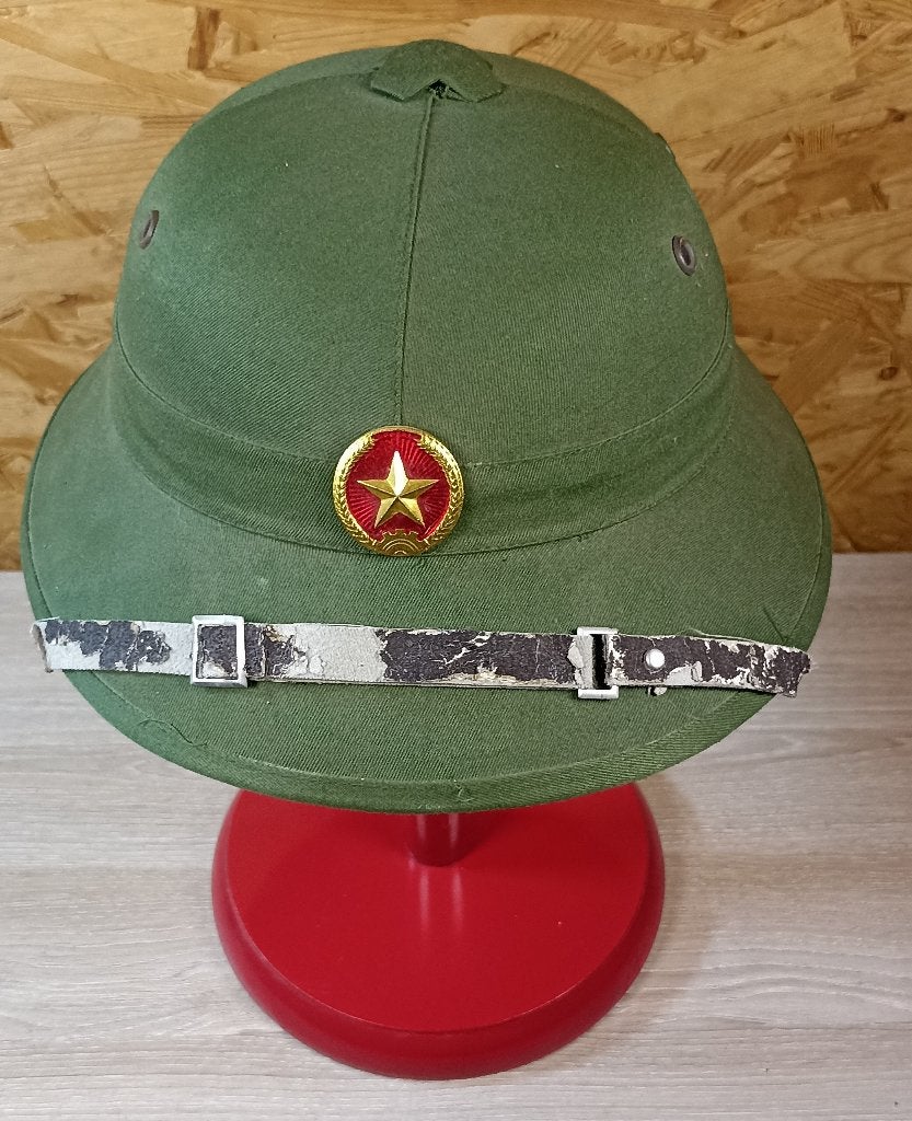 Casque vietnamien (Mũ cối) avec insigne militaire officiel, Verzenden, Landmacht, Helm of Baret
