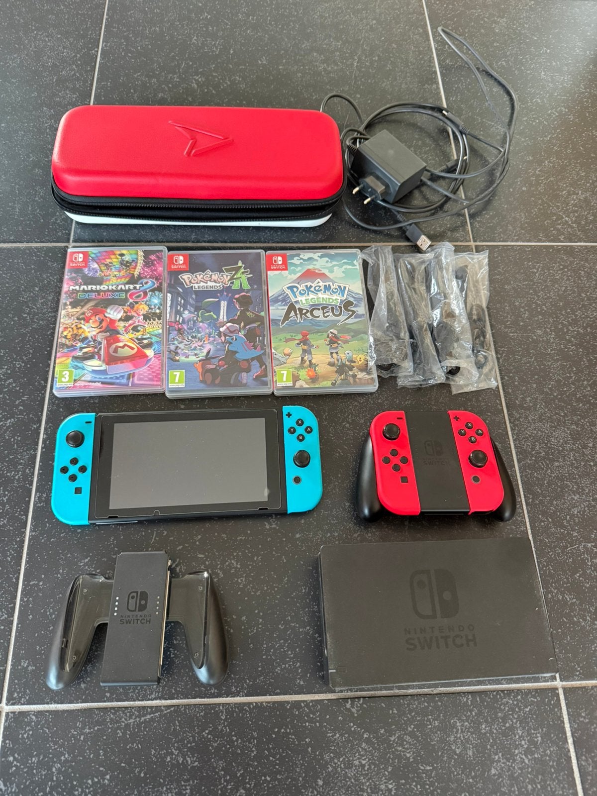 Nintendo switch met games (pokemon/mariokart), Games en Spelcomputers, Ophalen, Zo goed als nieuw, Met games