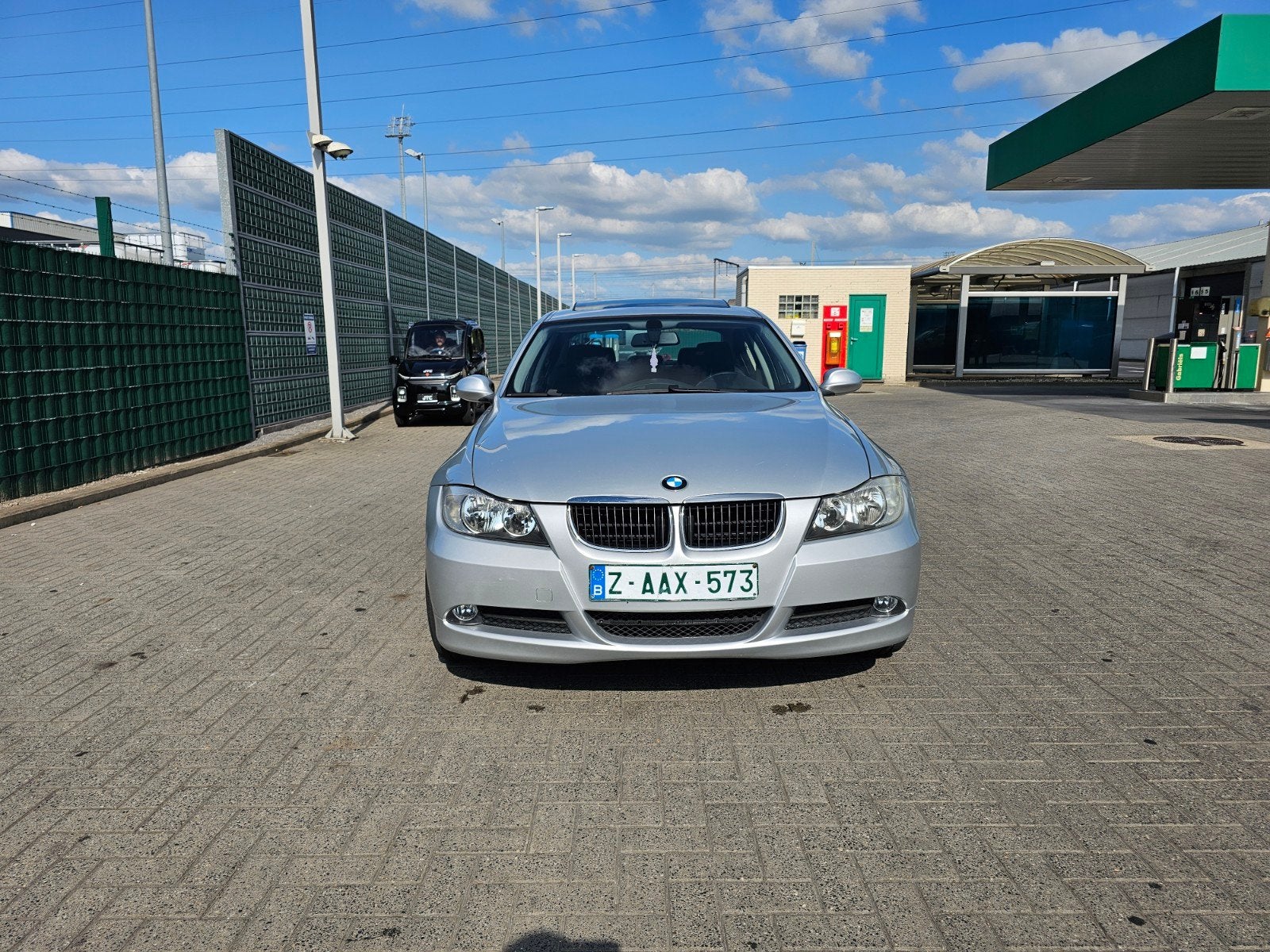 Une BMW 320 ! Approuvé pour la vente, Autos, BMW, Argent ou Gris, Achat, 4 portes, Entretenue par le concessionnaire