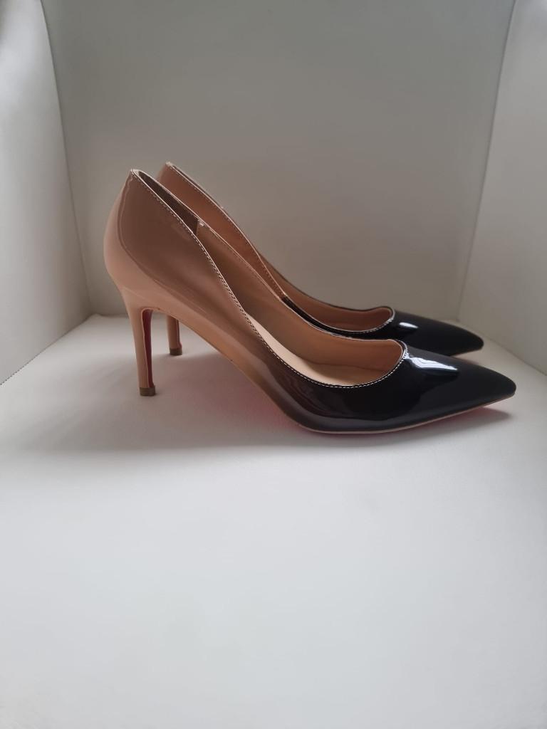 Pumps in laakleer met rode zool, Kleding | Dames, Pumps, Verzenden, Beige, Nieuw
