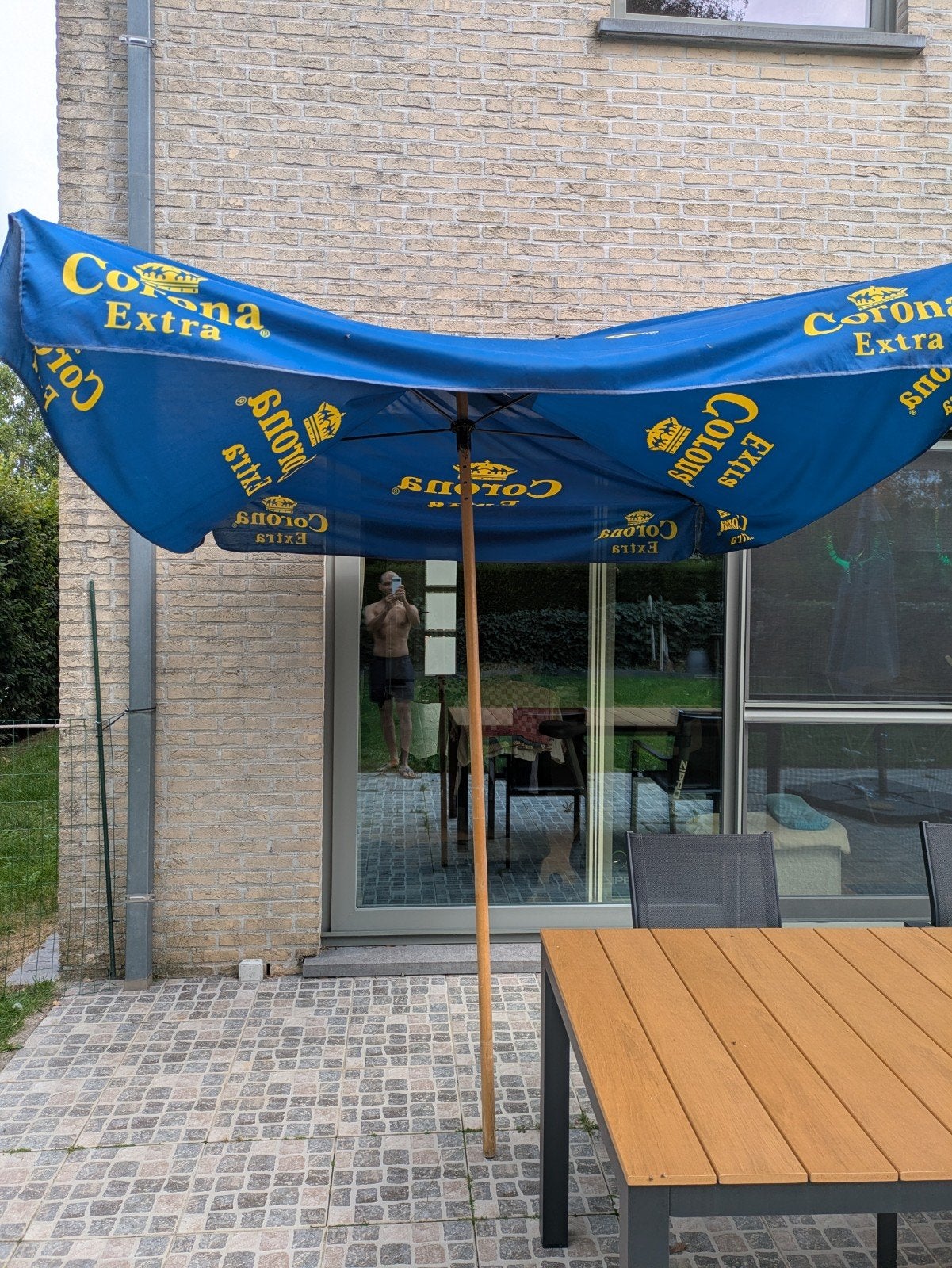 Grote parasol Corona, Ophalen