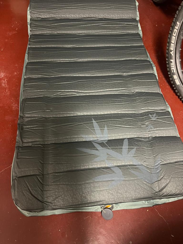 Zelfopblazende luchtmatras 80 br op 10 dik . Nieuw, Caravanes & Camping, Matelas pneumatiques, Enlèvement, Comme neuf