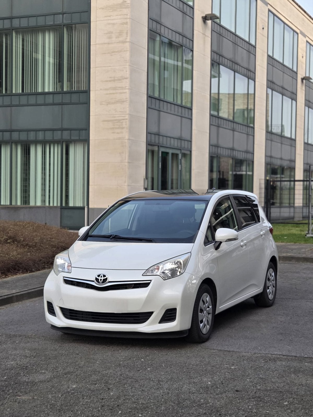 Toyota Verso-s Benzine Automaat-Euro 5, Auto's, Toyota, Automaat, Wit, Bedrijf, 5 deurs