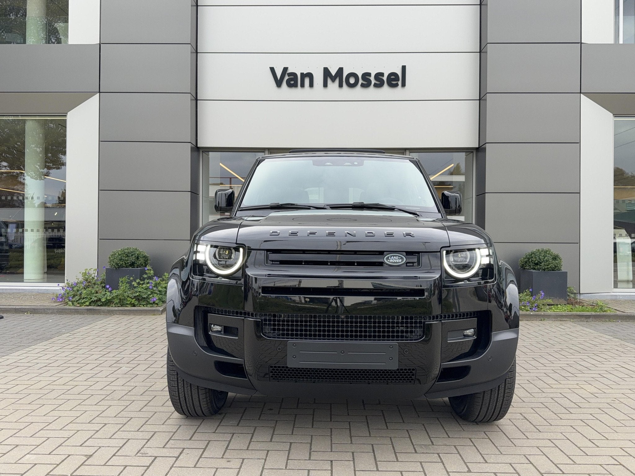 Land Rover Defender P300e S MY27 (bj 2026, automaat), Automaat, 139 g/km, Zwart, Zwart